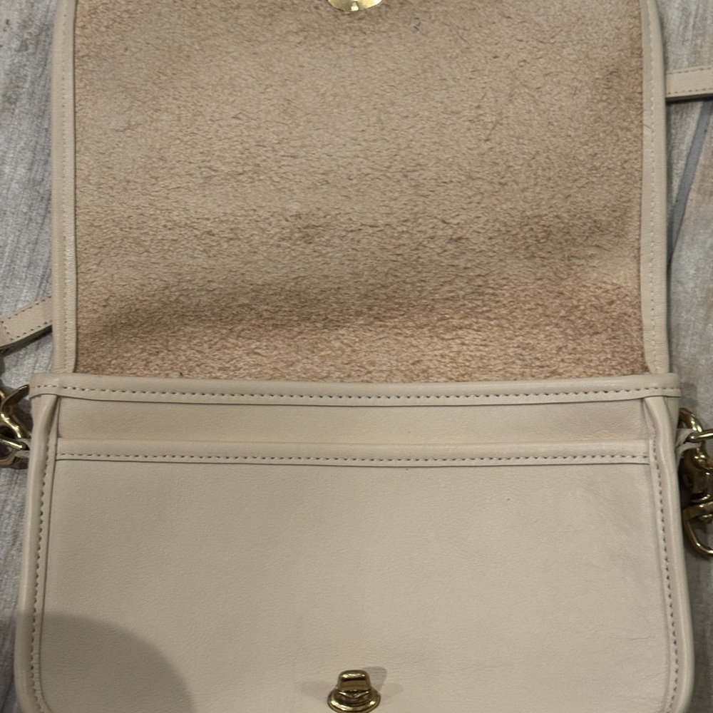 Elegant Coach Cream Shoulder Bag - Picture 12 of 14